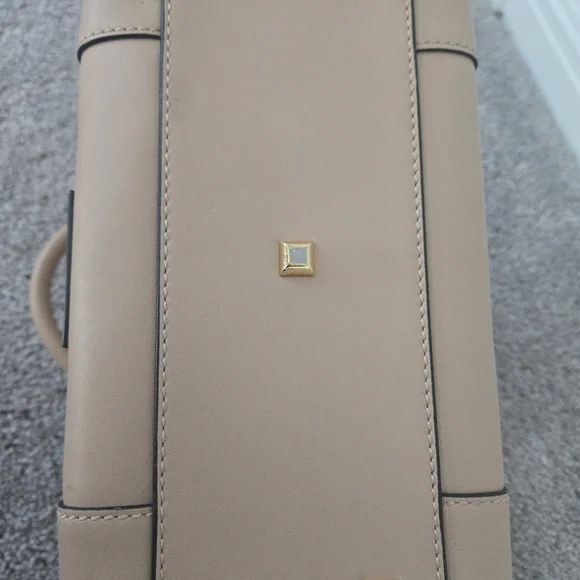 Valentino Garavani Leather Handbag with Gold Accents - Picture 11 of 17